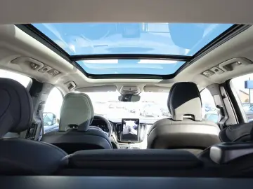 VOLVO XC60 Plus Dark Facelift! B5 AWD Head-Up Pano AHK