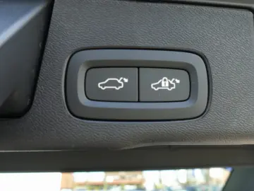 VOLVO XC60 Plus Dark Facelift! B5 AWD Head-Up Pano AHK
