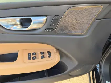 VOLVO XC60 B5 B AWD Plus Dark Luftfahrwerk  360  Cam
