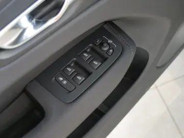 VOLVO XC60 B5 Plus Dark Reskin Pano Harman Kardon