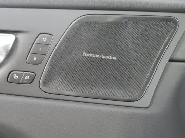 VOLVO XC60 B5 Plus Dark Reskin Pano Harman Kardon