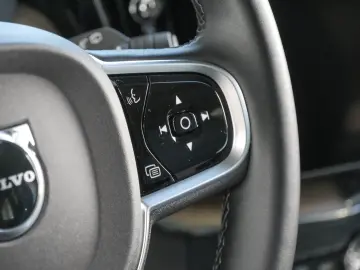 VOLVO XC60 B5 Plus Dark Reskin Pano Harman Kardon