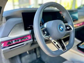 BMW i7 xDrive60 M-PAKET PRO EX-LOUNGE TV  3.800 KM