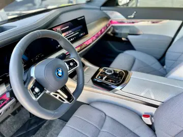 BMW i7 xDrive60 M-PAKET PRO EX-LOUNGE TV  3.800 KM