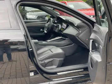 PEUGEOT 308 Hybrid 180 GT 8xFach S-Heft Pano Leder Navi