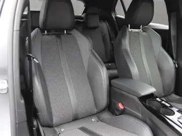 PEUGEOT E-2008 GT