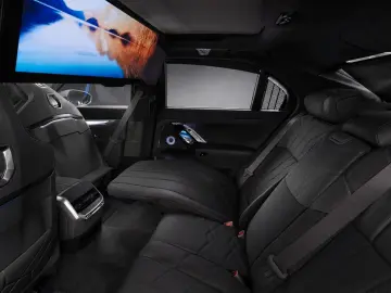 BMW 750e xDr M Sport PANO-SKY Fond-TV Executive AHK