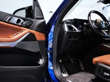BMW X5 M60i LCI xDrive  V8 Marina Bay Pano Tartufo