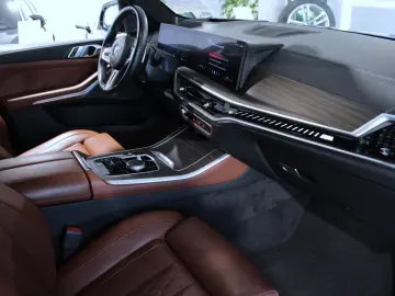 BMW X5 M60i LCI xDrive  V8 Marina Bay Pano Tartufo