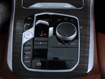 BMW X5 M60i LCI xDrive  V8 Marina Bay Pano Tartufo
