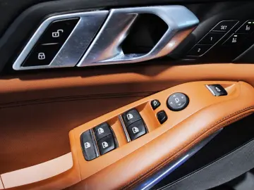 BMW X5 M60i LCI xDrive  V8 Marina Bay Pano Tartufo