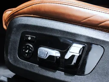 BMW X5 M60i LCI xDrive  V8 Marina Bay Pano Tartufo