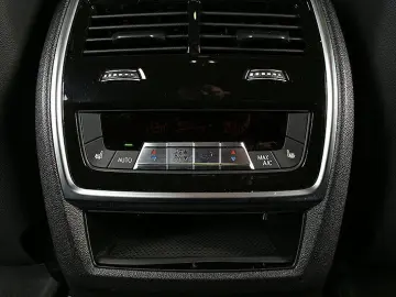 BMW X6 M60i xDr NP 147270.-! AHK Panorama Standh B&W