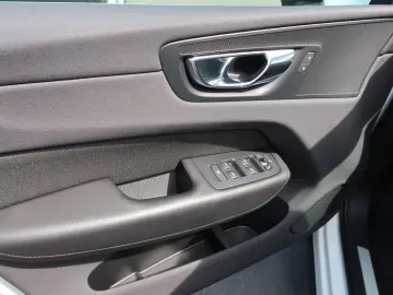 VOLVO XC60 2.0 B4 Momentum Pro Navi LED Kamera DAB