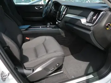 VOLVO XC60 2.0 B4 Momentum Pro Navi LED Kamera DAB