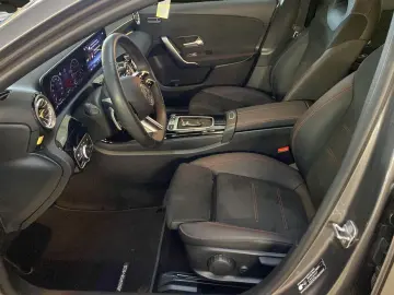MERCEDES-BENZ A 180 AMG Line 7G Tronic Navi DAB KeyGo MBUX