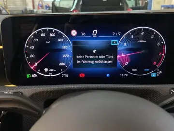 MERCEDES-BENZ A 180 AMG Line 7G Tronic Navi DAB KeyGo MBUX