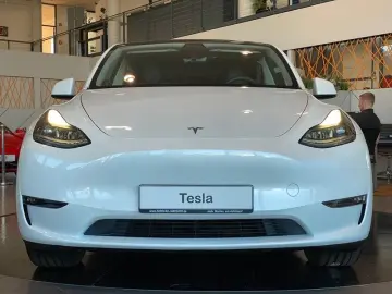 TESLA Model Y AWD Long Range Dual Motor Panorama LED