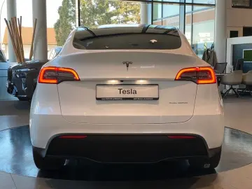 TESLA Model Y AWD Long Range Dual Motor Panorama LED