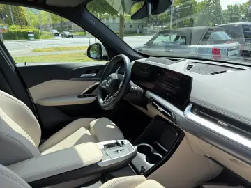 BMW iX1 xDrive30 19    M Paket   DrivAss    HUD   Ke
