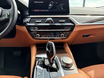 BMW 530 i xDrive HUD STANDHZG AHK LENKRDHZG SH V H