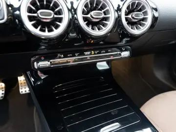 MERCEDES-BENZ CLA 220 4M Coupé AMG-Sport MLB Pano Burm Distr
