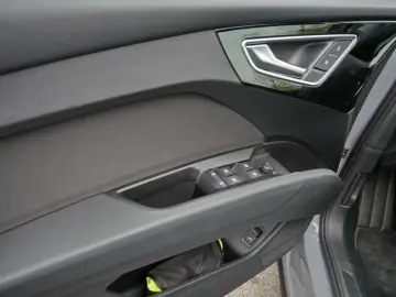 AUDI Q4 40 e-tron 511km WLTP LED AHK Panoramadach