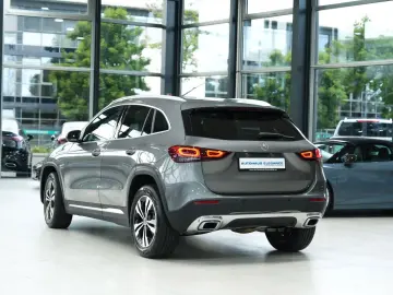 MERCEDES-BENZ GLA 200 d LEDER NAVI LED PDC-KAMERA SHZ 1.HAND