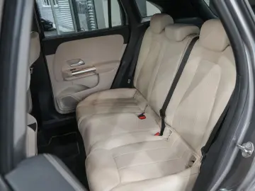 MERCEDES-BENZ GLA 200 d LEDER NAVI LED PDC-KAMERA SHZ 1.HAND