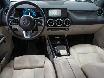 MERCEDES-BENZ GLA 200 d LEDER NAVI LED PDC-KAMERA SHZ 1.HAND