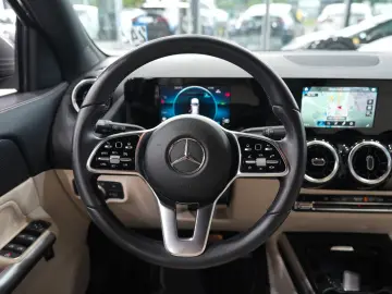 MERCEDES-BENZ GLA 200 d LEDER NAVI LED PDC-KAMERA SHZ 1.HAND