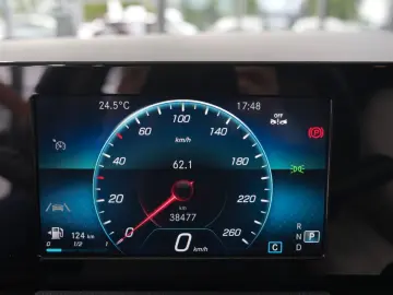 MERCEDES-BENZ GLA 200 d LEDER NAVI LED PDC-KAMERA SHZ 1.HAND