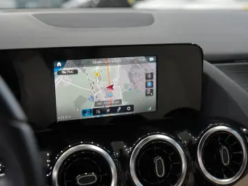 MERCEDES-BENZ GLA 200 d LEDER NAVI LED PDC-KAMERA SHZ 1.HAND