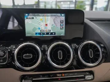 MERCEDES-BENZ GLA 200 d LEDER NAVI LED PDC-KAMERA SHZ 1.HAND