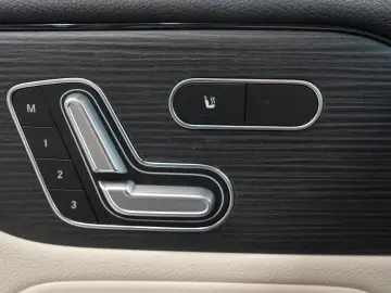 MERCEDES-BENZ GLA 200 d LEDER NAVI LED PDC-KAMERA SHZ 1.HAND