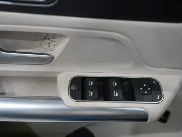 MERCEDES-BENZ GLA 200 d LEDER NAVI LED PDC-KAMERA SHZ 1.HAND