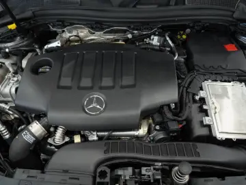 MERCEDES-BENZ GLA 200 d LEDER NAVI LED PDC-KAMERA SHZ 1.HAND