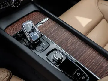 VOLVO XC60 B5 (B) AWD Ultra Dark NP 82.740 -  FOUR-C B