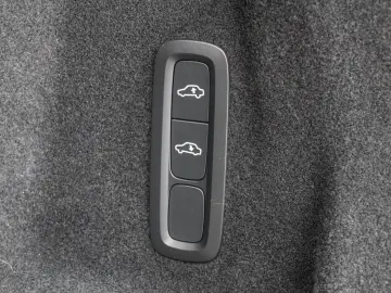 VOLVO XC60 B5 (B) AWD Ultra Dark NP 82.740 -  FOUR-C B