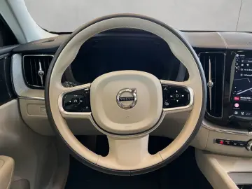 VOLVO XC60 B5 AWD Vollleder PilotAssist BLIS H&K 19&…