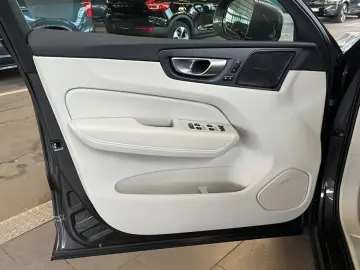 VOLVO XC60 B5 AWD Vollleder PilotAssist BLIS H&K 19&…