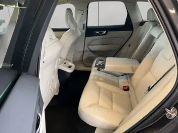 VOLVO XC60 B5 AWD Vollleder PilotAssist BLIS H&K 19&…