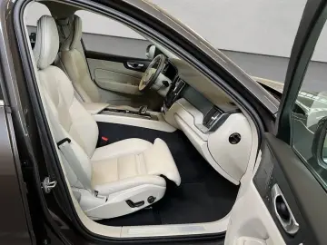 VOLVO XC60 B5 AWD Vollleder PilotAssist BLIS H&K 19&…