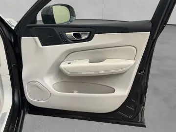 VOLVO XC60 B5 AWD Vollleder PilotAssist BLIS H&K 19&…