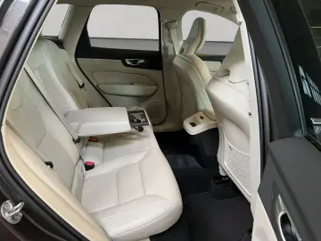 VOLVO XC60 B5 AWD Vollleder PilotAssist BLIS H&K 19&…
