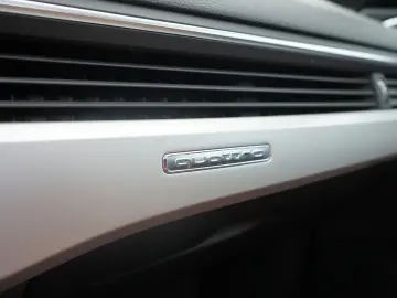 AUDI A4 Avant 45 2.0 TFSI quattro S line LED Panorama