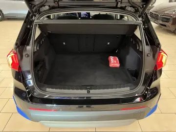 BMW iX1 30 xDrive LED Navi R-Cam CarPlay SHZ Curved