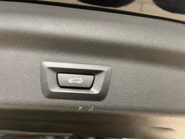 BMW iX1 30 xDrive LED Navi R-Cam CarPlay SHZ Curved