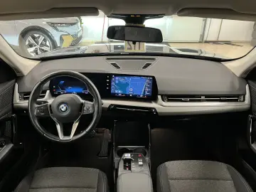 BMW iX1 30 xDrive LED Navi R-Cam CarPlay SHZ Curved