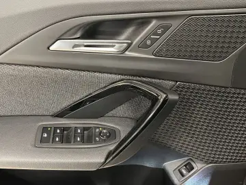 BMW iX1 30 xDrive LED Navi R-Cam CarPlay SHZ Curved